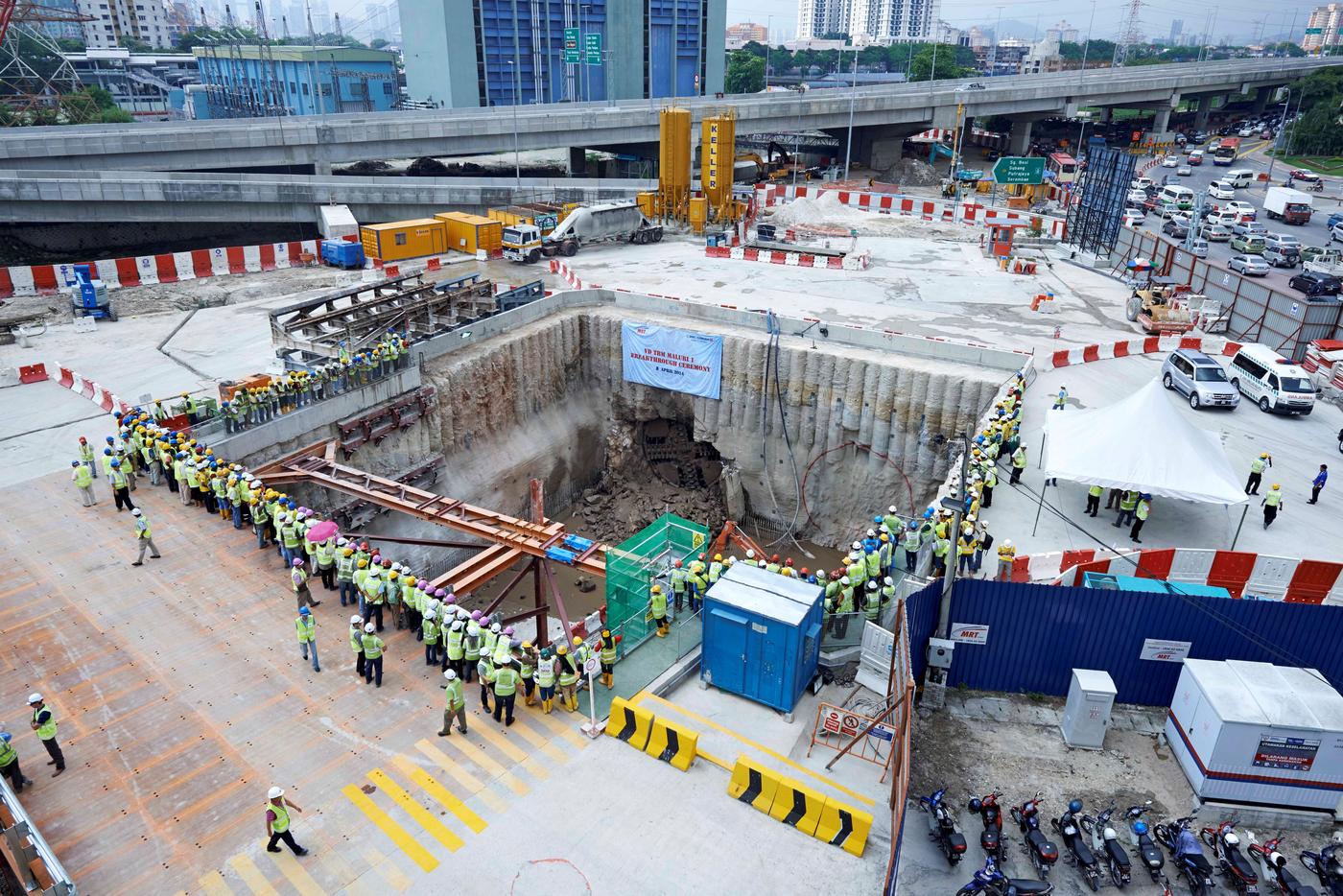 TBM breakthrough the soil mixed retaining wall system