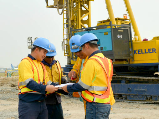 Keller staff discussing on site